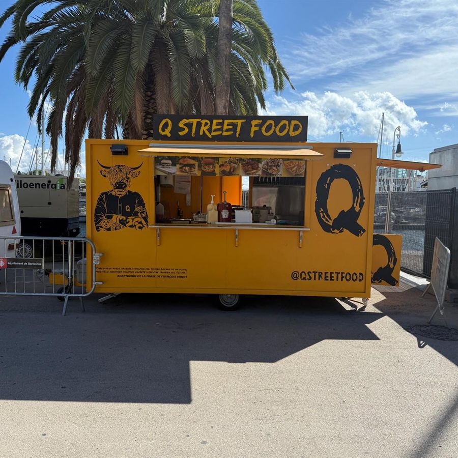 Food truck amarillo de Q Street Food en el puerto de Barcelona